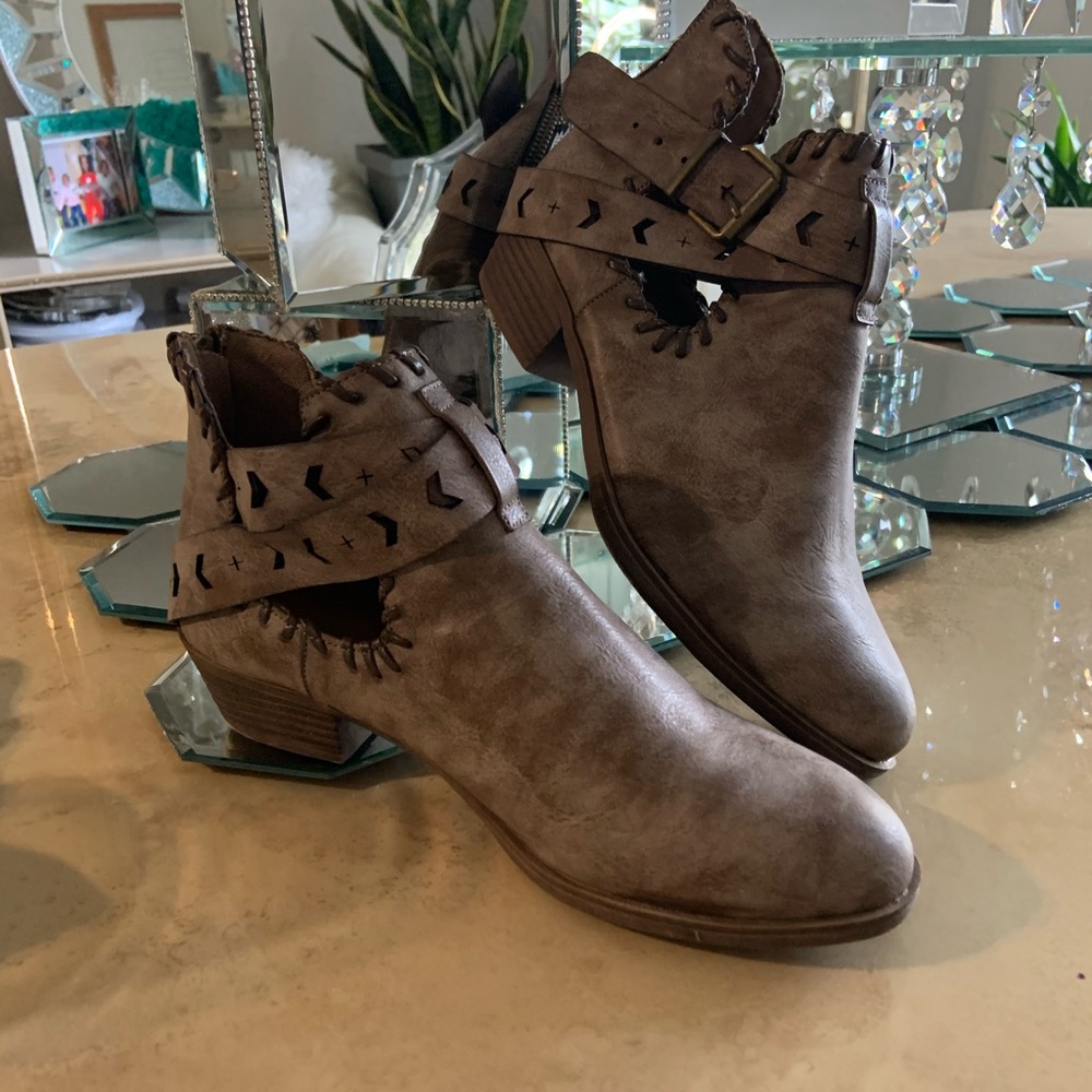 Shoe boots